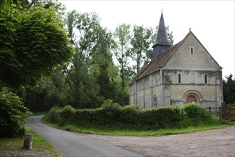 France, Basse Normandie, calvados, pays d'auge, sainte marie aux anglais, eglise, art roman, architecture religieuse, campagne, patrimoine rural, route de campagne, virage,