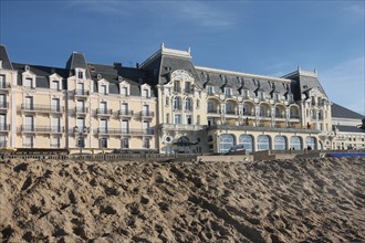 France, Basse Normandie, calvados, cote fleurie, cabourg, plage, villas belle epoque, architecture balneaire, front de mer, sable, grand hotel,