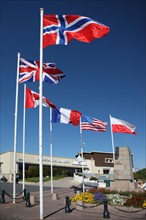 France, Basse Normandie, calvados, plages du debarquement, courseulles sur mer, monument de la liberation, 2e guerre mondiale, drapeaux allies,