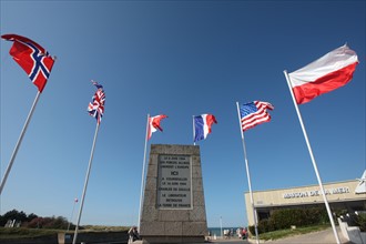 France, Basse Normandie, calvados, plages du debarquement, courseulles sur mer, monument de la liberation, 2e guerre mondiale, drapeaux allies,