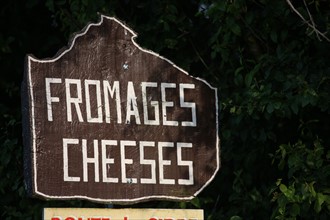 France, Basse Normandie, calvados, pays d'auge, cru de cambremer, route du cidre, repentigny, panneau, cheese, vente de fromage,