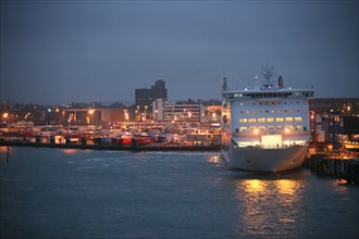 France, Haute Normandie / angleterre, seine maritime, le havre / portsmouth, traversee trans manche, a bord du ferry boat, norman voyager, navigation, mer, nuit, accostage a portsmouth, navire Mont-Sa...