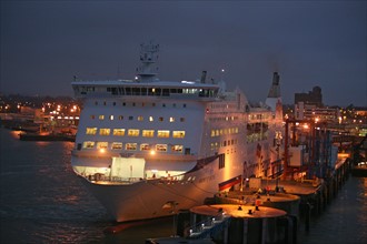 France, Haute Normandie / angleterre, seine maritime, le havre / portsmouth, traversee trans manche, a bord du ferry boat, norman voyager, navigation, mer, nuit, accostage a portsmouth, navire Mont-Sa...