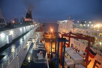 France, Haute Normandie / angleterre, seine maritime, le havre / portsmouth, traversee trans manche, a bord du ferry boat, norman voyager, navigation, nuit, debarquement des vehicules a portsmouth, bo...