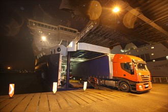 France, Haute Normandie / angleterre, seine maritime, le havre / portsmouth, traversee trans manche, a bord du ferry boat, norman voyager, navigation, nuit, chargement des vehicules a portsmouth,