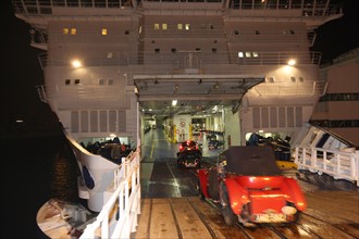 France, Haute Normandie / angleterre, seine maritime, le havre / portsmouth, traversee trans manche, a bord du ferry boat, norman voyager, navigation, nuit, chargement des vehicules a portsmouth,