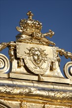 Château de Versailles, couronnements de la cour de marbre