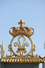 France, ile de france, yvelines, versailles, chateau de versailles, petit trianon, facade sur cour, detail de la grille d'honneur,