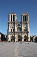 France, ile de france, paris 4e arrondissement, cathedrale notre dame de paris, facade, tours, place du parvis, religion catholique, art gothique,