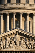 paris 5e - place du pantheon, fronton et coupole du pantheon face a la rue Soufflot.
Fronton sculpte par David d'Angers.