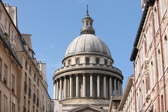 France, ile de france, paris 5e, quartier latin, dome du pantheon, architecte soufflot, colonnes, depuis la rue des carmes,