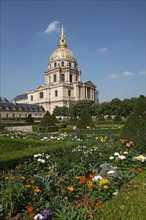 France, ile de france, paris 7e, jardin de l'eglise saint louis des invalides, dome, abrite le tombeau de Napoleon, musee de l'armee,