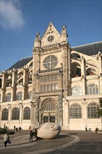 Paris 1e - les halles - place rene cassin - statue "l'ecoute" de henry de miller et l'eglise saint eustache