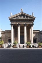 France, ile de france, paris 9e arrondissement, 18 rue de chateaudun, eglise notre dame de lorette, facade, architecte hippolyte lebas, colonnes, fronton, sculpture,