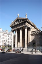 France, ile de france, paris 9e arrondissement, 18 rue de chateaudun, eglise notre dame de lorette, facade, architecte hippolyte lebas, colonnes, fronton, sculpture,