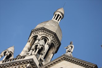 France, ile de france, paris 13e arrondissement, 188 avenue de tolbiac, eglise sainte anne de la butte aux cailles, architecte prosper bobin, batie en 1900, facade, detail, tour, statue, sculpture,