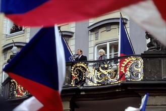 tchecoslovaquie, 29 decembre 1989, apparition a la tribune du chateau de prague du dramaturge Vaclav Havel et son epouse apres son electionavec plus de 80% des suffrages,