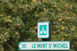 France, Basse Normandie, manche, pays de la baie, isigny le buat, voie verte, panneau direction du Mont-Saint-Michel,