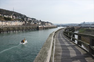 France, Haute Normandie, seine maritime, pays des hautes falaises, etretat, fecamp, plage, galets, circuits impressionnistes, jetee, estacade, planches, port, maisons, quai, bateau de plaisance, voili...