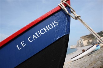 France, Haute Normandie, seine maritime, pays des hautes falaises, etretat, plage, galets, falaise d'amont, barques, caiques, bateaux, canots, impressionnisme,