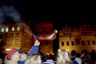 tchecoslovaquie, prague, 29 decembre 1989, Vaclav Havel vient d'etre elu president avec plus de 80% des suffrages, scene de liesse, place venceslas,
