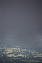 France, auvergne, puy de dome, paysage depuis le sommet du puy de dome, volcan, ciel tres menacant, orage, brouillard, meteo,