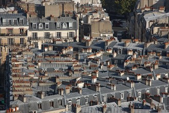 France, paris, detail de toits depuis le sommet du sacre coeur, montmartre, toiture de zinc et cheminee de terre cuite,