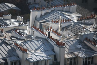 France, paris, detail de toits depuis le sommet du sacre coeur, montmartre, toiture de zinc et cheminee de terre cuite,