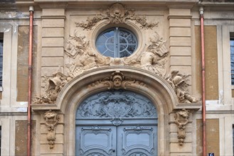 France, Ile de France, Yvelines, Versailles, 6 avenue de paris, hotel des gendarmes, detail porche, decor, bas relief, sculpture,