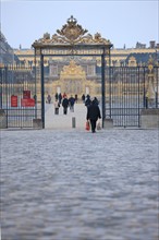 France, Ile de France, Yvelines, Versailles, chateau de Versailles, cour d'honneur, esplanade, paves, grlle d'honneur et grille de la cour royale au fond,