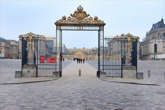 France, Ile de France, Yvelines, Versailles, chateau de Versailles, cour d'honneur, esplanade, paves, grille d'honneur et grille de la cour royale au fond,