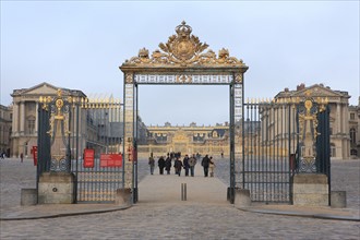 France, Ile de France, Yvelines, Versailles, chateau de Versailles, cour d'honneur, esplanade, paves, grille de la cour royale au fond,