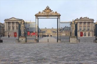 France, Ile de France, Yvelines, Versailles, chateau de Versailles, cour d'honneur, paves, entree, pavillons,