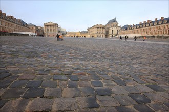 France, Ile de France, Yvelines, Versailles, chateau de Versailles, cour d'honneur, esplanade, paves, visiteurs,