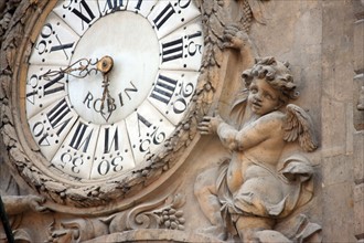 France, Ile de France, Yvelines, Versailles, dependances du chateau de Versailles, grand commun, 1 rue de l'independance americaine, detail angelot et horloge,