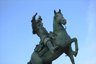 France, Ile de France, Yvelines, Versailles, chateau de Versailles, detail de la statue equestre de Louis XIV, esplanade, entree de la cour d'honneur,