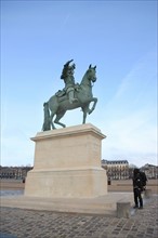 France, Ile de France, Yvelines, Versailles, chateau de Versailles, statue equestre de Louis XIV devant la cour d'honneur, esplanade, paves,