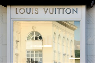 France, Basse Normandie, Calvados, Deauville, reflet du casino dans une vitrine louis vuitton, commerce de luxe,