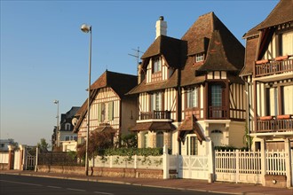 France, Basse Normandie, Calvados, Deauville, villas du bord de mer, style anglo normand, architecture, pans de bois,