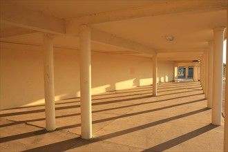 France, Basse Normandie, Calvados, Deauville, front de mer, colonnes, etablissement des bains de mer, cabines, ombres et lumieres,