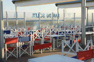 France, Basse Normandie, Calvados, Deauville, front de mer, bar du soleil, bains de mer, cabines, ombres et lumieres, fermeture, petit matin,