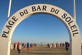 France, Basse Normandie, Calvados, Deauville, front de mer, plage, du bar du soleil, planches, bains de mer, parasols plies,
