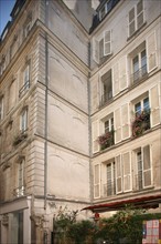 France, Ile de France, paris 2e arrondissement, 1-3 rue leopold bellan, recoin avec reprise des motifs de fenetres