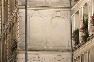 France, Ile de France, paris 2e arrondissement, 1-3 rue leopold bellan, recoin avec reprise des motifs de fenetres