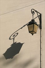 France, Ile de France, paris 3e arrondissement, rue de braque, detail lampadaire et son ombre,