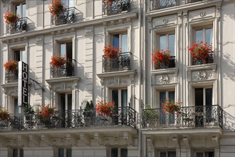 France, Ile de France, paris 5e, quartier latin, rue des ecoles, facade d'un hotel, familia hotel, tourisme, fenetres, geraniums,
