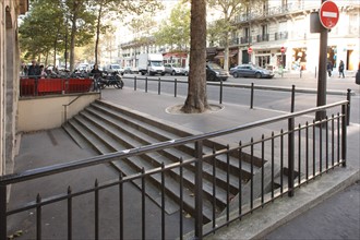 France, Ile de France, paris, 5e arrondissement, boulevard saint germain, voies a hauteur variable, difference de niveaux, escalier,