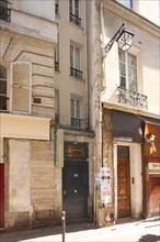 France, paris 5e arrondissement, 22 rue saint severin, petite entree entre deux immeubles,