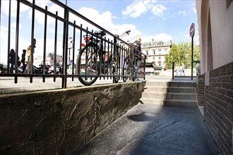 France, Ile de France, paris 6e arrondissement, rue git le coeur, angle avec le quai des grands augustins, voie a hauteur variable, escaliers,