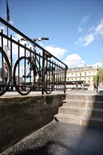 France, Ile de France, paris 6e arrondissement, rue git le coeur, angle avec le quai des grands augustins, voie a hauteur variable, escaliers,